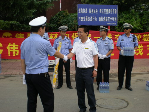 �ҹ�˾����ο��һ�߽���