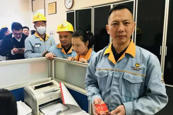 �յ������ǡ����￨���´���������������������Ա����չ�ֳ�ϲ�õ�Ц��