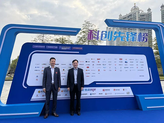 ������Ϸ���67381���Ŷ��³���ΰ��ͷ�ɽ���з����г�Ҷ־�ں�Ӱ