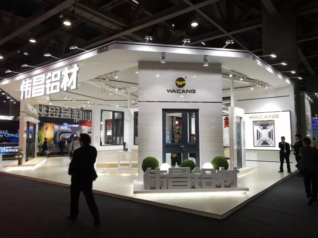 ΰ����������24���������Ŵ�Ļǽ�²�Ʒչ���ᣬ������������ֵ��ѡ������չ̨����